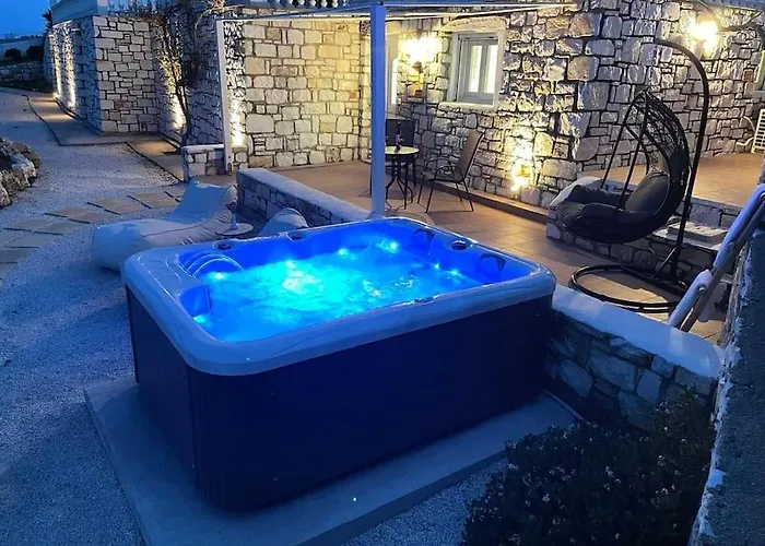 Semesterbostad Irini's House With Jacuzzi